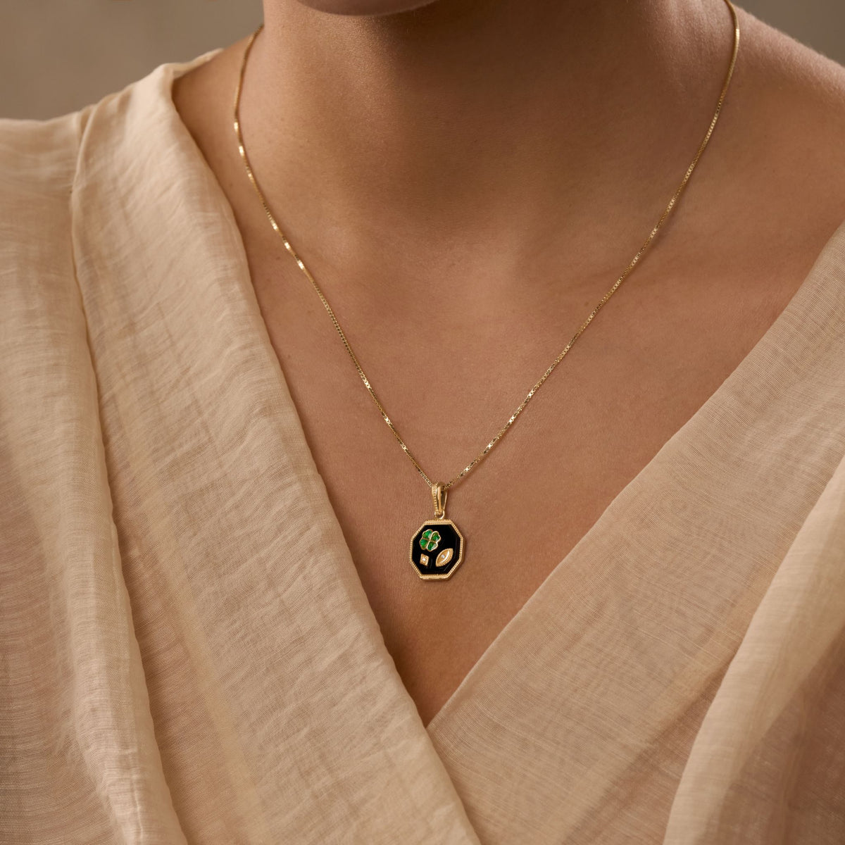 Lucky Break Gold Clover Vegas Necklace – image 2